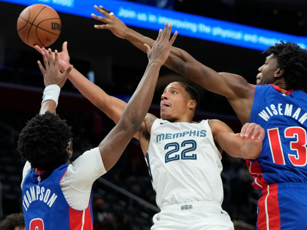 Desmond Bane (tengah) mencetak 49 poin saat Memphis Grizzlies mengalahkan Detroit Pistons 116-102. (Foto: AP)