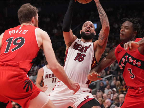 Caleb Martin (tengah) mencetak 24 poin dan 12 rebound saat Miami Heat mengalahkan Toronto Raptors 112-103. (Foto: AP)