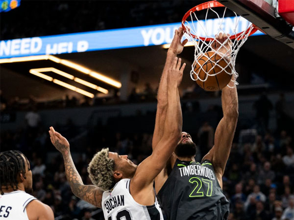 Rudy Gobert (kanan) mencetak 16 poin dan 21 rebound saat Minnesota Timberwolves mengalahkan San Antonio Spurs 102-94. (Foto: AP)