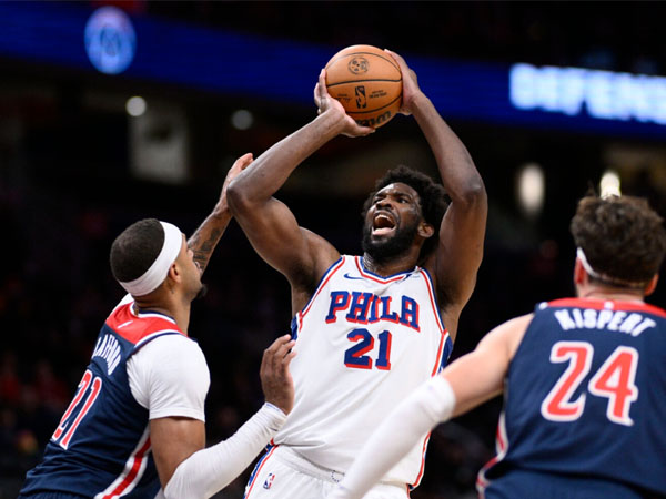 Joel Embiid (tengah) mencetak 50 poin dan 13 rebound saat Philadelphia 76ers mengalahkan Washington Wizards 131-126. (Foto: AP)