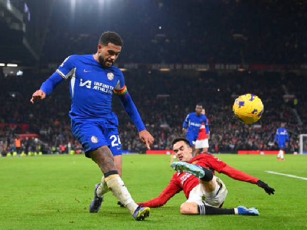 Reece James menyaksikan Chelsea kalah dari Manchester United