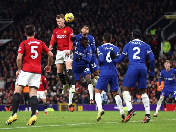 Levi Colwill kalah duel bola udara dengan Scott McTominay