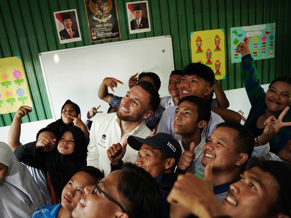 Marc Klok ketika berfoto bersama di acara peresmian renovasi SLB Budi Mulia