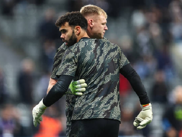 Dua penjaga gawang Arsenal, David Raya dan Aaron Ramsdale