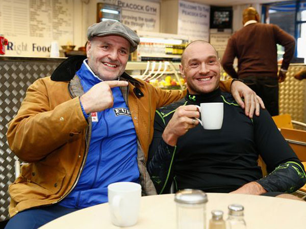 Tyson Fury (kanan) bersama ayahnya, John Fury, yang mengatakan putranya harus mengubah segalanya jika ingin mengalahkan Oleksandr Usyk. (Foto: The Mirror)