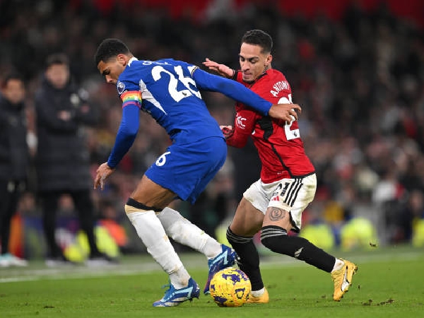 Bek Chelsea Levi Colwill saat berduel dengan penyerang Manchester United, Antony