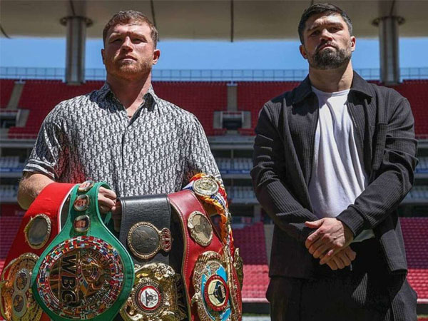 Canelo Alvarez (kiri) dan John Ryder. (Foto: Ring TV)