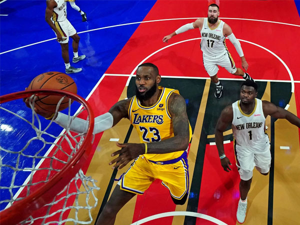 LeBron James (kiri) mencetak 30 poin saat Los Angeles Lakers menggilas New Orleans Pelicans 133-89 di semifinal turnamen "in-season" NBA. (Foto: Reuters)