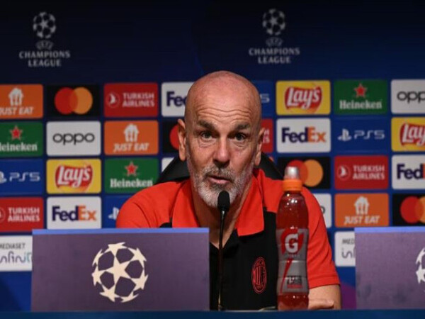 Stefano Pioli tidak mau kalau AC Milan cuma bersaing untuk memperebutkan posisi empat besar Serie A musim ini / via Getty Images