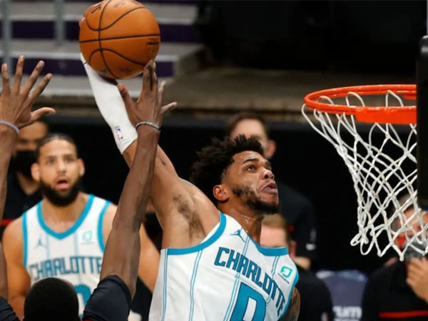 Miles Bridges mencetak 22 poin saat Charlotte Hornets mengalahkan Toronto Raptors 119-116. (Foto: AP)