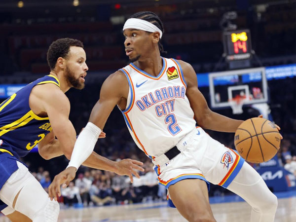 Shai Gilgeous-Alexander (kanan) mencetak 38 poin saat Oklahoma City Thunder mengalahkan Golden State Warriors 138-136 lewat overtime. (Foto: AP)