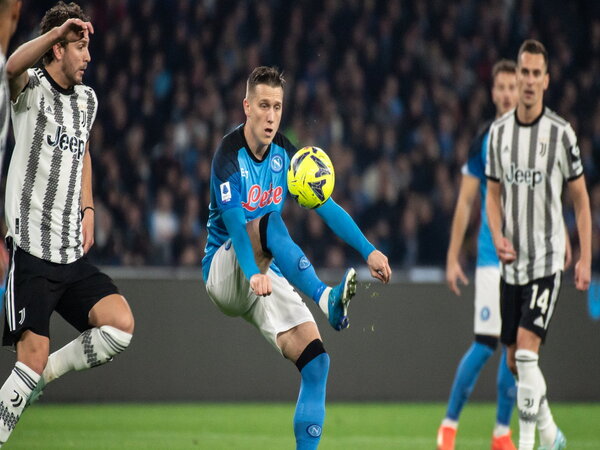 Piotr Zielinski menyebut Napoli harus memperbaiki aspek penyelesaian akhir setelah tumbang 0-1 dari Juventus (9/12) / via Getty Images