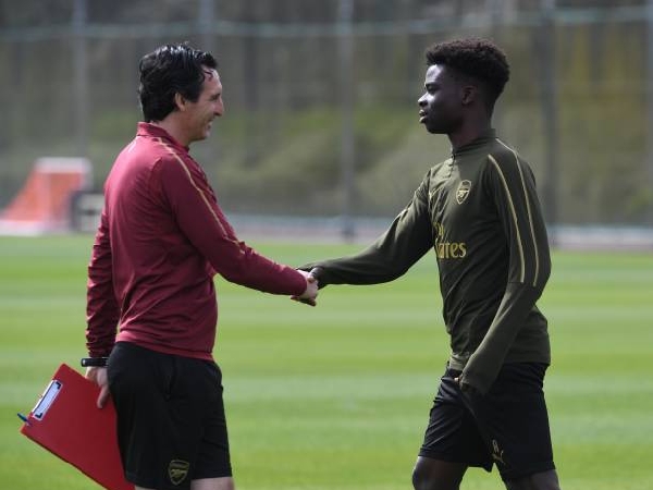 Unai Emery dan Bukayo Saka