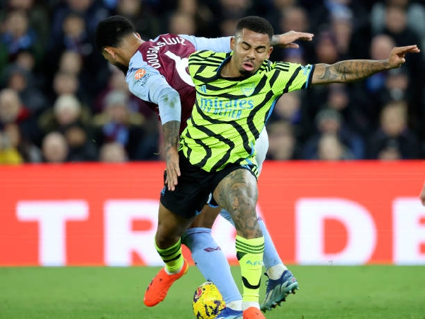 Gabriel Jesus dari Arsenal berduel dengan gelandang Aston Villa, Douglas Luiz