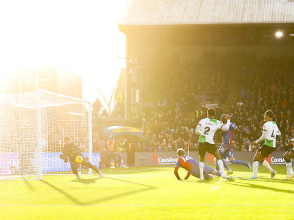 Buat Liverpool Kesulitan, Alisson Becker Apresiasi Permainan Crystal Palace