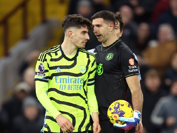 Emiliano Martinez membantu Aston Villa mengalahkan Arsenal