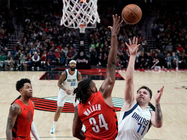 Luka Doncic (kanan) mencetak 32 poin dan 10 assist saat Dallas Mavericks mengalahkan Portland Trail Blazers 125-112. (Foto: AP)