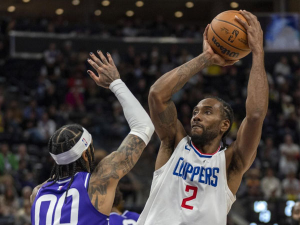 Kawhi Leonard (kanan) mencetak 41 poin saat Los Angeles Clippers mengalahkan tuan rumah Utah Jazz 117-103. (Foto: AP)