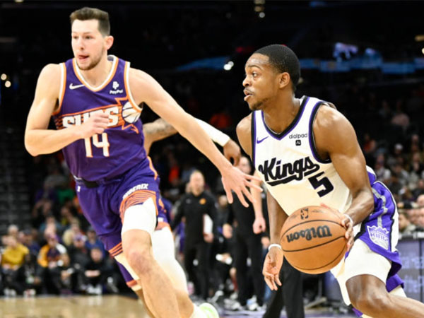 De'Aaron Fox (kanan) mencetak 34 poin saat Sacramento Kings mengalahkan Phoenix Suns 114-106. (Foto: AP)