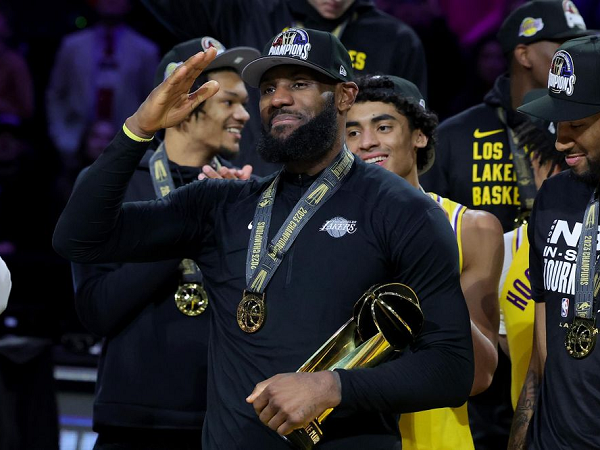 LeBron James puas bisa raih gelar In-Season Tournament pertamanya.