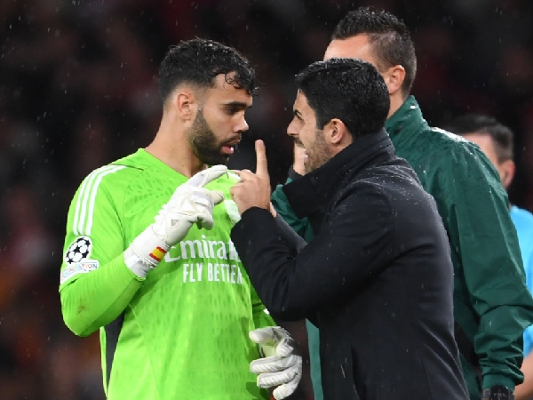 Mikel Arteta berbicara dengan David Raya, kiper andalan Arsenal saat ini