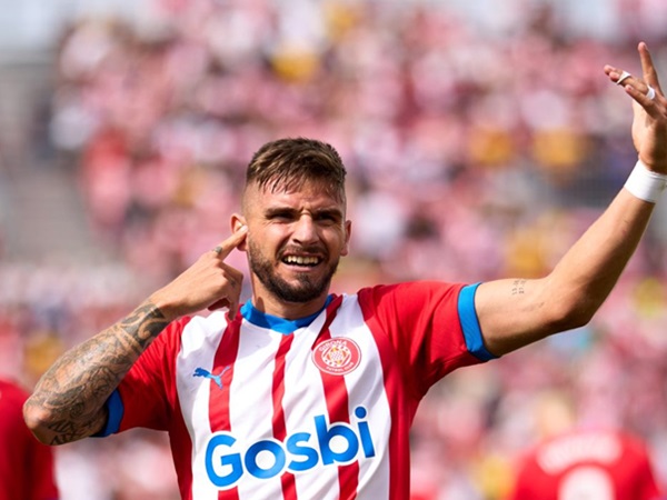 Penyerang Girona Pede Girona Bisa Kalahkan Barcelona