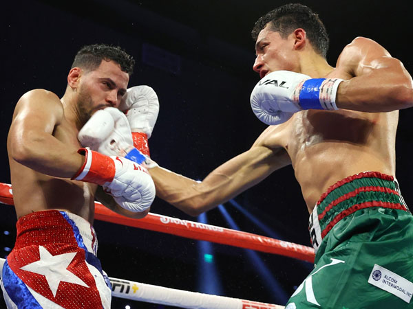 Rafael Espinoza (kanan) mengejutkan dunia tinju setelah merebut gelar kelas bulu WBO dari Robeisy Ramirez. (Foto: ESPN)