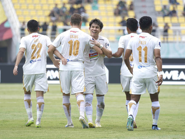 Pemain Persija Jakarta merayakan gol Maciej Gajos ke gawang Persebaya Surabaya