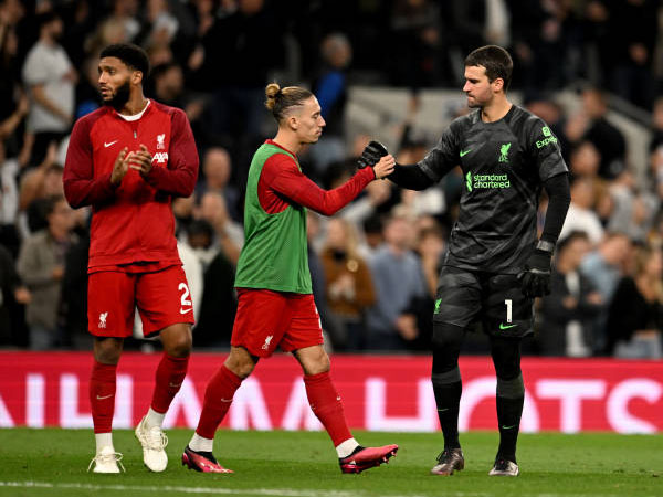 Bagi Kostas Tsimikas, Alisson Becker Adalah Kiper Terbaik di Dunia