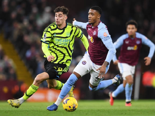 Ezri Konsa dari Aston Villa saat mengawal pemain Arsenal, Kai Havertz