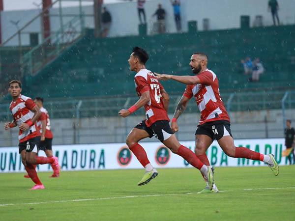 Pemain Madura United, Malik Risaldi merayakan gol ke gawang Barito Putera