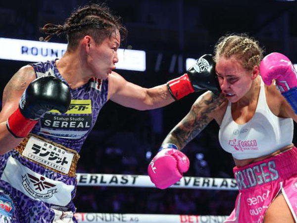 Miyo Yoshida (kiri) dan Ebanie Bridges. (Foto: Matchroom Boxing)