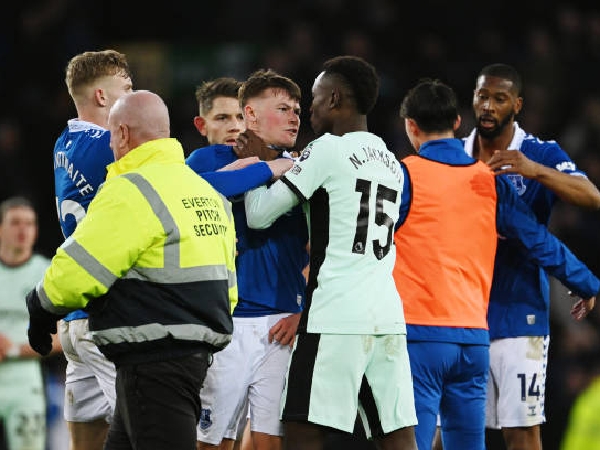 Nicolas Jackson tampak mencengkeram leher Nathan Patterson