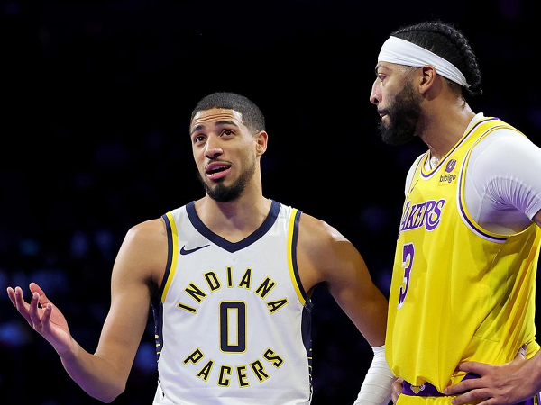 Tyrese Haliburton acungi jempol permainan Anthony Davis.
