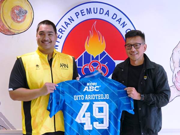 Menpora Dito Ariotedjo ketika berfoto bersama Deputi CEO Persib, Teddy Tjahjono
