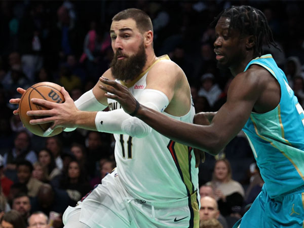 Jonas Valanciunas (kiri) mencetak 29 poin dan 13 rebound saat New Orleans Pelicans menang 112-107 atas Charlotte Hornets. (Foto: Reuters)