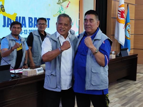 Ketua Porserosi Jawa Barat, Abdul Haris ketika berfoto bersama Erry Sudrajat