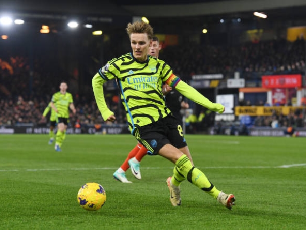 Kapten Arsenal, Martin Odegaard, saat menghadapi Luton Town