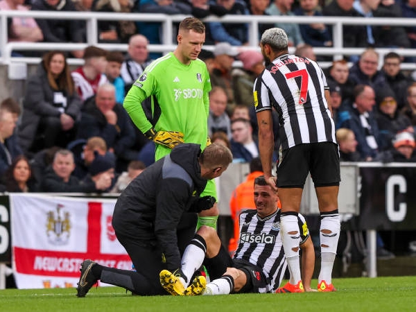 Fabian Schar dan Joelinton tidak dapat menyelesaikan pertandingan Newcastle melawan Fulham