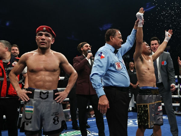 Murodjon Akhmadaliev (kiri) kehilangan gelar kelas bantam super WBA dan IBF saat ditantang Marlon Tapales pada April lalu. (Foto: Boxingscenes)