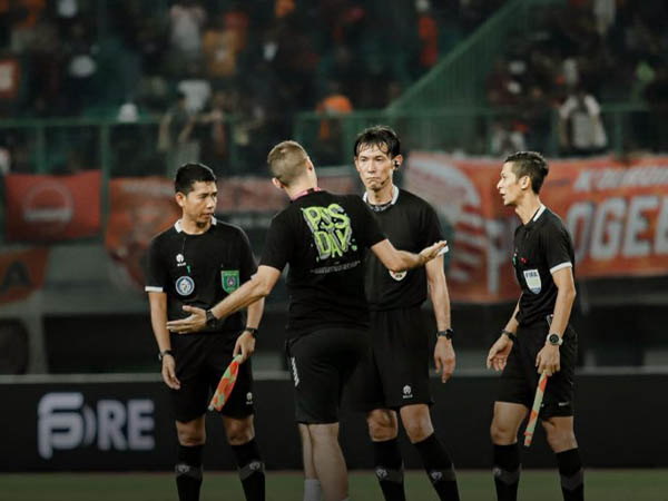 Pelatih PSS Sleman, Risto Vidakovic protes kepada wasit asal Jepang