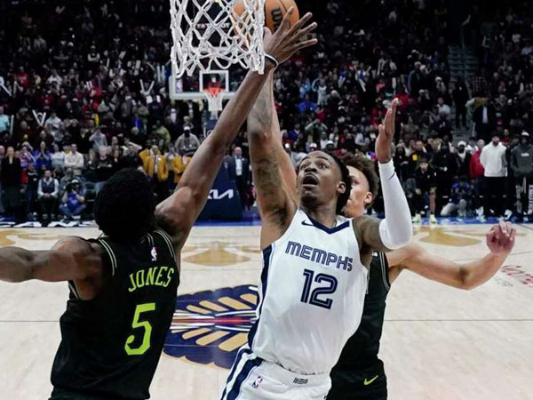 Ja Morant (kanan) mencetak 34 poin dalam partai "comeback"-nya saat Memphis Grizzlies mengalahkan New Orleans Pelicans 115-113. (Foto: AP)