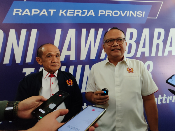 Abdul Rosyad Irwan (Ketua Panitia) dan Muhammad Budiana (Ketua KONI Jabar) ketika diwawancara