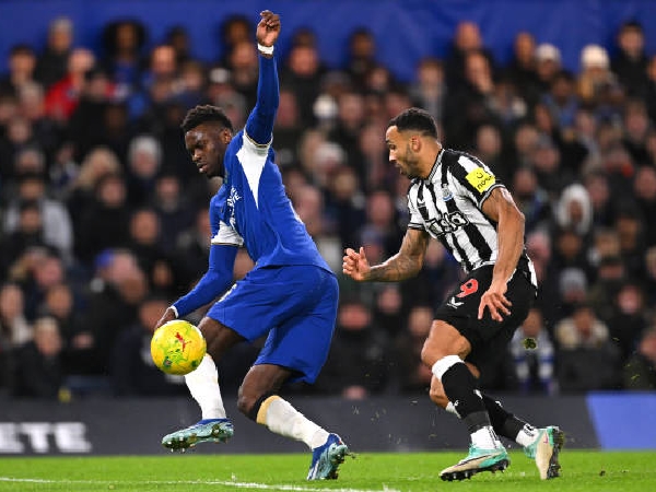 Benoit Badiashile saat ditekan oleh striker Newcastle, Callum Wilson