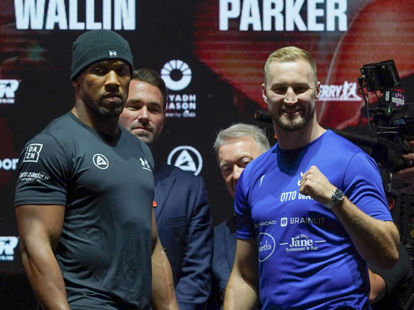 Anthony Joshua (kiri) dan Otto Wallin. (Foto: Ring TV)