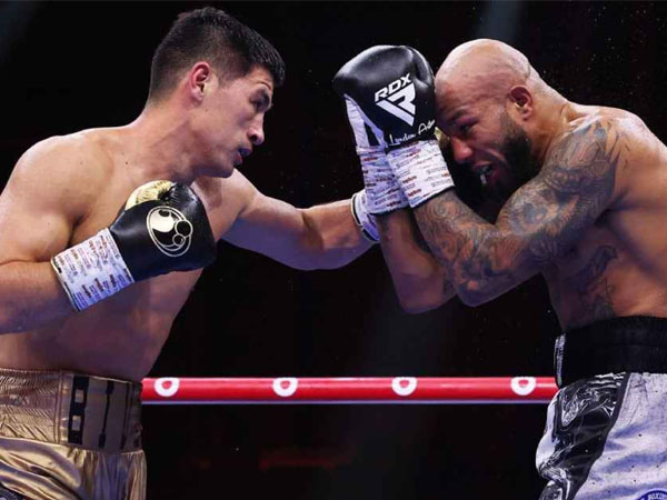 Dmitry Bivol (kiri) mendaratkan serangan ke arah Lyndon Arthur. (Foto: Ring TV)