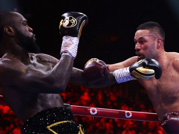 Joseph Parker (kanan) mendominasi Deontay Wilder dalam pertarungan di Riyadh. (Foto: ESPN)