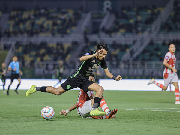 Pemain Persebaya Surabaya, Kasim Botan dihentikan pemain Persis Solo