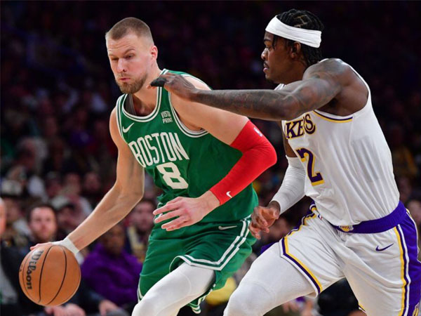 Kristaps Porzingis (kiri) mencetak 28 poin dan 11 rebound saat Boston Celtics menang 126-115 atas Los Angeles Lakers. (Foto: AP)
