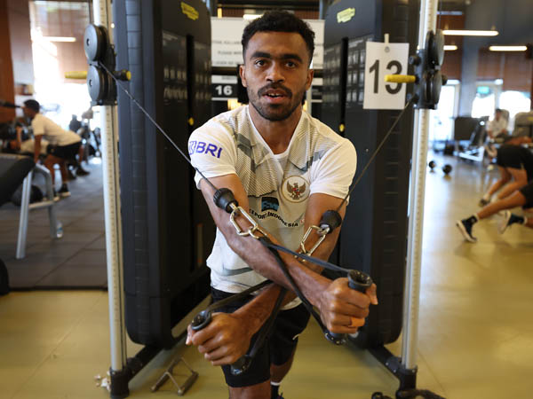 Pemain timnas Indonesia, Yakob Sayuri berlatih di gym